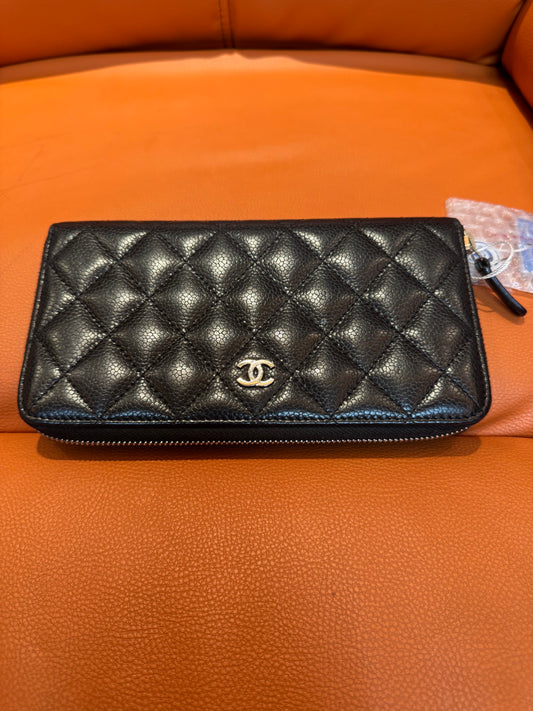 Pre-Loved Quilted Caviar Leather Wallet – Black with Zip Closure