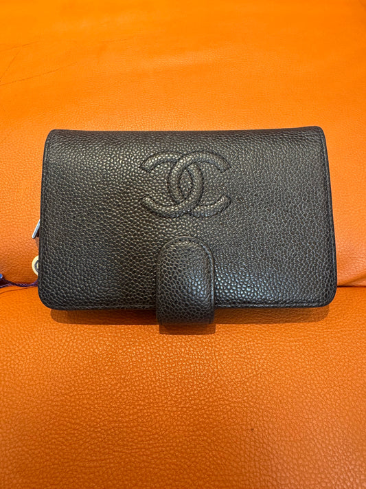 Pre-Loved Black Pebbled Leather Snap Wallet – Classic Compact Style