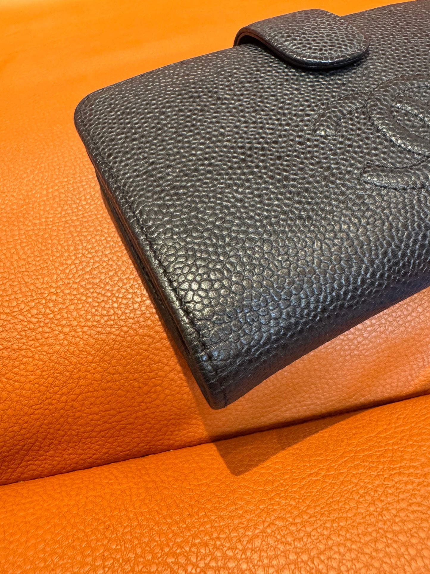 Pre-Loved Black Pebbled Leather Snap Wallet – Classic Compact Style
