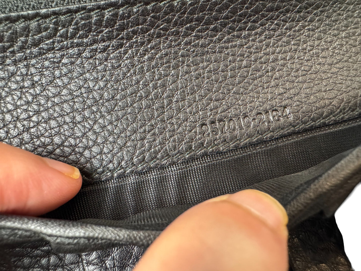 pre -owned Vintage Black Leather Wallet with Bamboo Clasp – Timeless Elegance