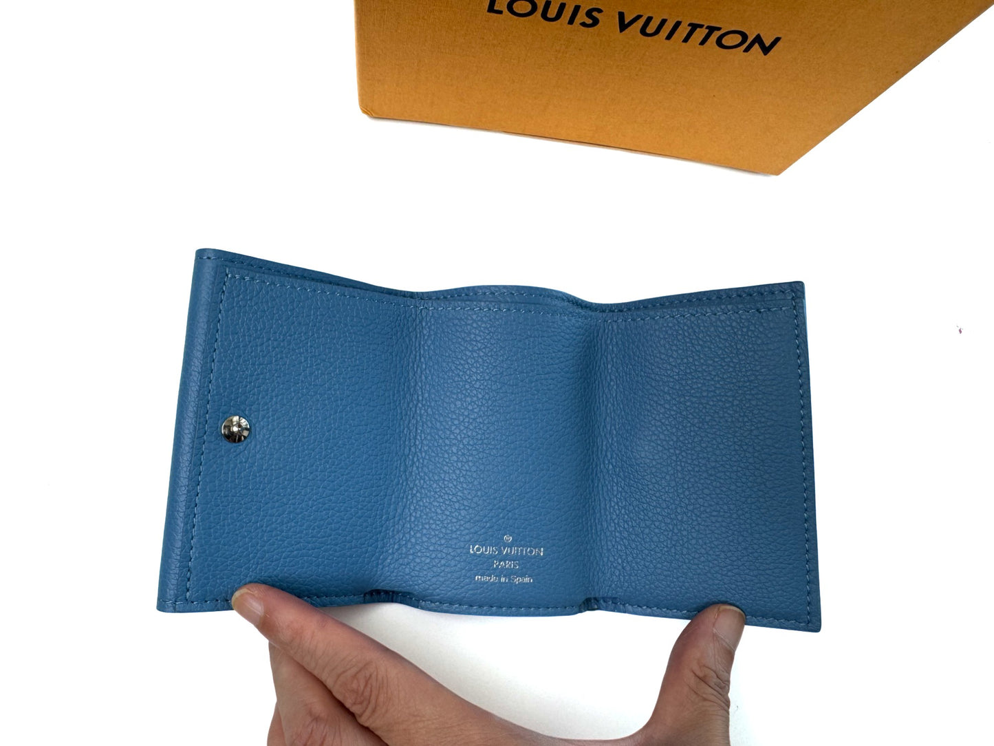 Pre-Owned Louis Vuitton Capucines Compact Wallet in Blue Taurillon Leather with Silver LV Logo